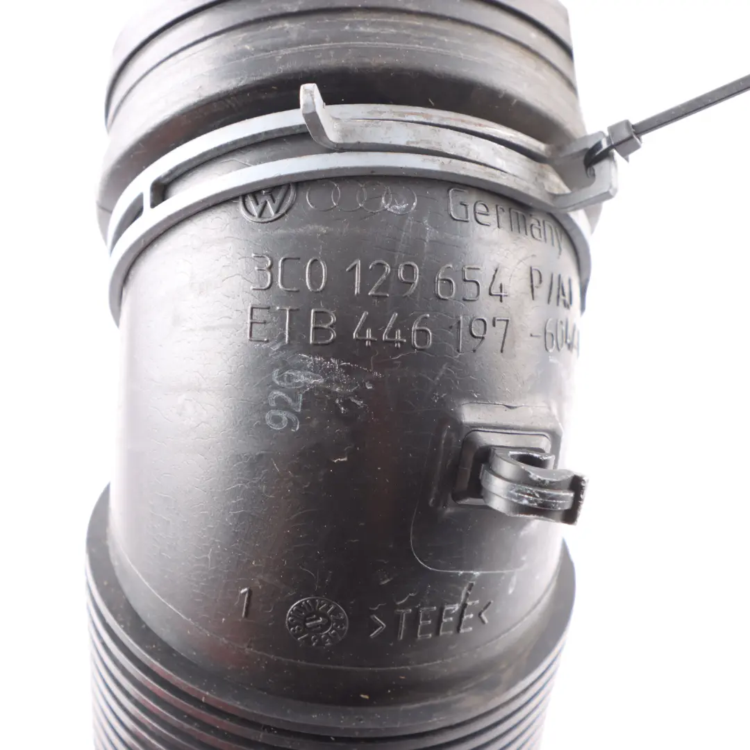 Rura Wąż Dolotu Powietrza do Audi A3 8P VW Golf 6 Passat 2.0 TDI o numerze 3C0129654AJ Audi A3 8P VW Golf 6 Passat 2.0 TDI Rura Wąż Dolotu Powietrza - SKU 3C0129654AJ - Numer Części 3C0129654AJ