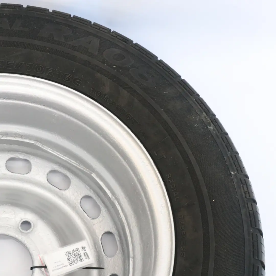 Llanta de acero Hyundai H-1 con neumático Hankook 215/70 16" 6,5J H para con número de pieza 529104H000HM Llanta de acero Hyundai H-1 con neumático Hankook 215/70 16" 6,5J H - SKU 529104H000HM - Número de pieza 529104H000HM