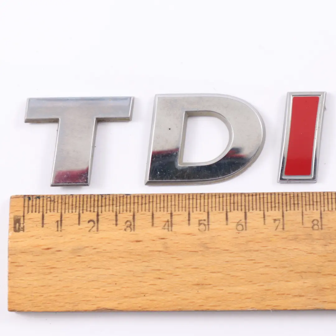 Napis Plakietka TDI Tylna Klapa Emblemat do Volkswagen Caddy Maxi o numerze 5K0853675AP Volkswagen Caddy Maxi Napis Plakietka TDI Tylna Klapa Emblemat - SKU 5K0853675AP - Numer Części 5K0853675AP