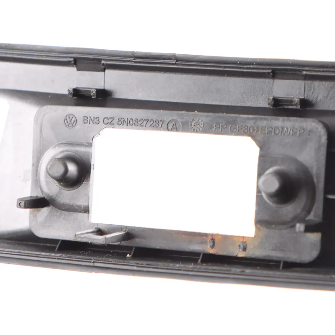 Coperchio del bagagliaio Maniglia Trim Nero per Volkswagen VW Tiguan 5N con numero di parte 5N0827287A Volkswagen VW Tiguan 5N Coperchio del bagagliaio Maniglia Trim Nero - SKU 5N0827287A - Numero di parte 5N0827287A