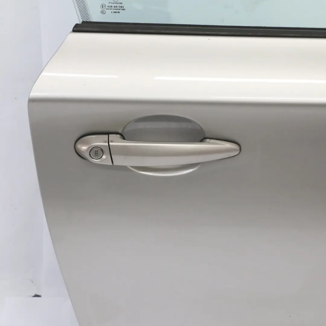 Puerta Delantera Derecha E88 Kaschmirsilber Cashmere Silver - A72 para BMW E81 E82 con número de pieza 7207446 BMW E81 E82 Puerta Delantera Derecha E88 Kaschmirsilber Cashmere Silver - A72 - SKU 7207446-KAS3 - Número de pieza 7207446