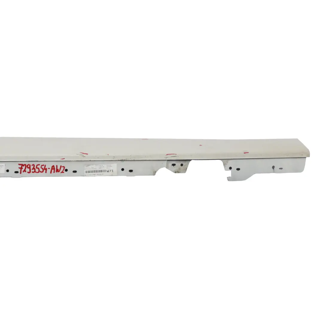 Striscia davanzale Gonna laterale destra Pannello Alpine White - 300 per BMW F20 con numero di parte 7293554 BMW F20 Striscia davanzale Gonna laterale destra Pannello Alpine White - 300 - SKU 7293554-AW2 - Numero di parte 7293554