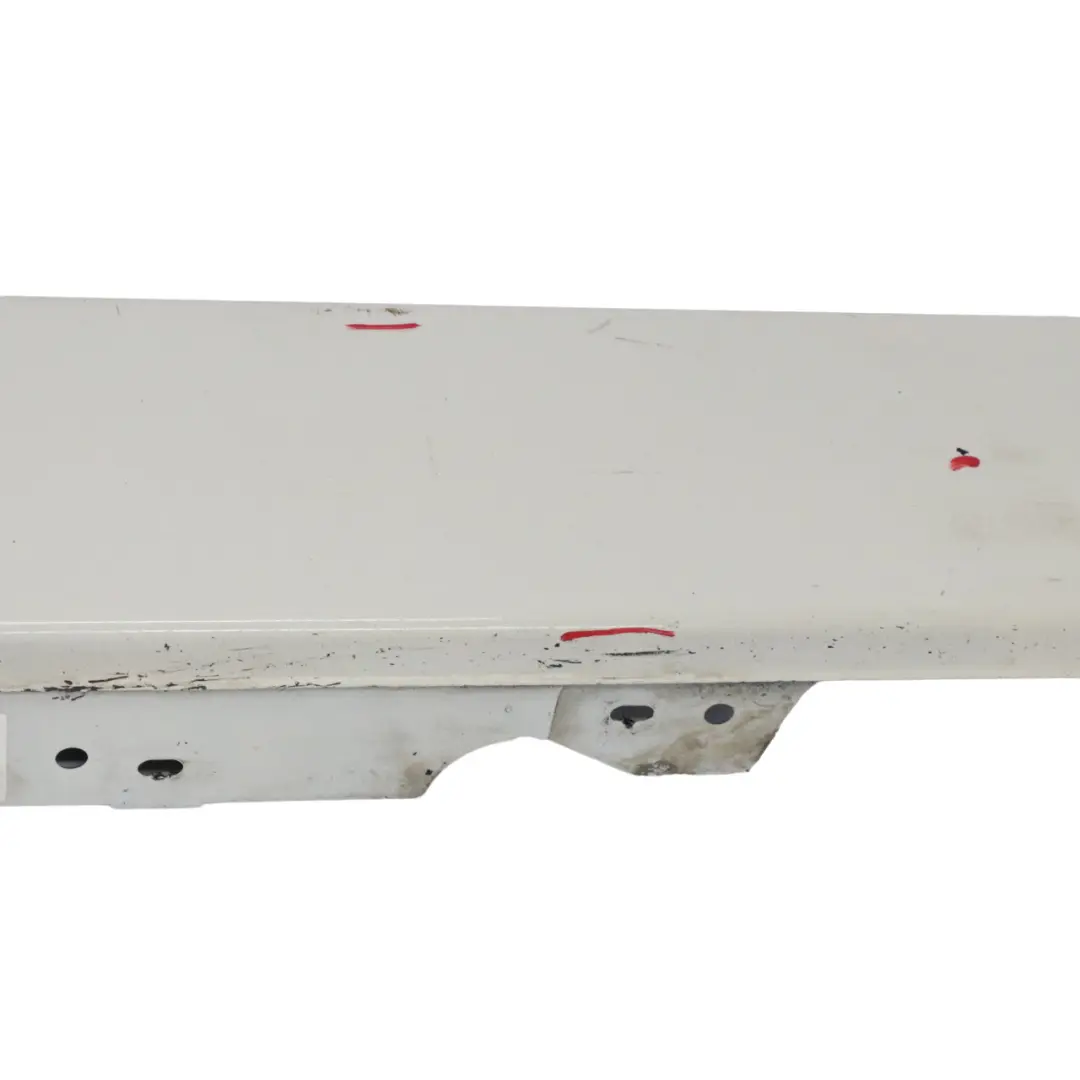 Striscia davanzale Gonna laterale destra Pannello Alpine White - 300 per BMW F20 con numero di parte 7293554 BMW F20 Striscia davanzale Gonna laterale destra Pannello Alpine White - 300 - SKU 7293554-AW2 - Numero di parte 7293554