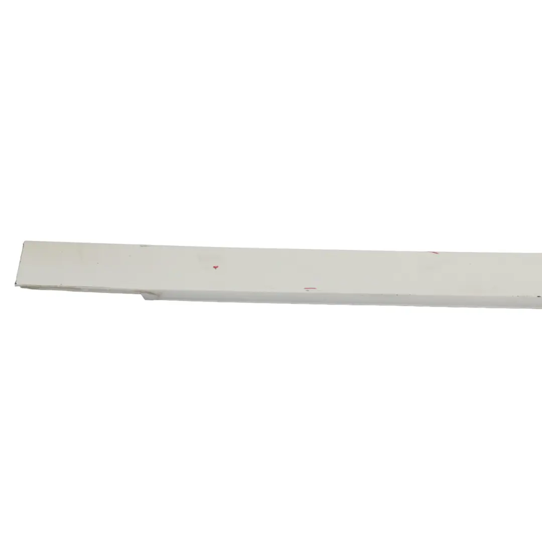 Striscia davanzale Gonna laterale destra Pannello Alpine White - 300 per BMW F20 con numero di parte 7293554 BMW F20 Striscia davanzale Gonna laterale destra Pannello Alpine White - 300 - SKU 7293554-AW2 - Numero di parte 7293554