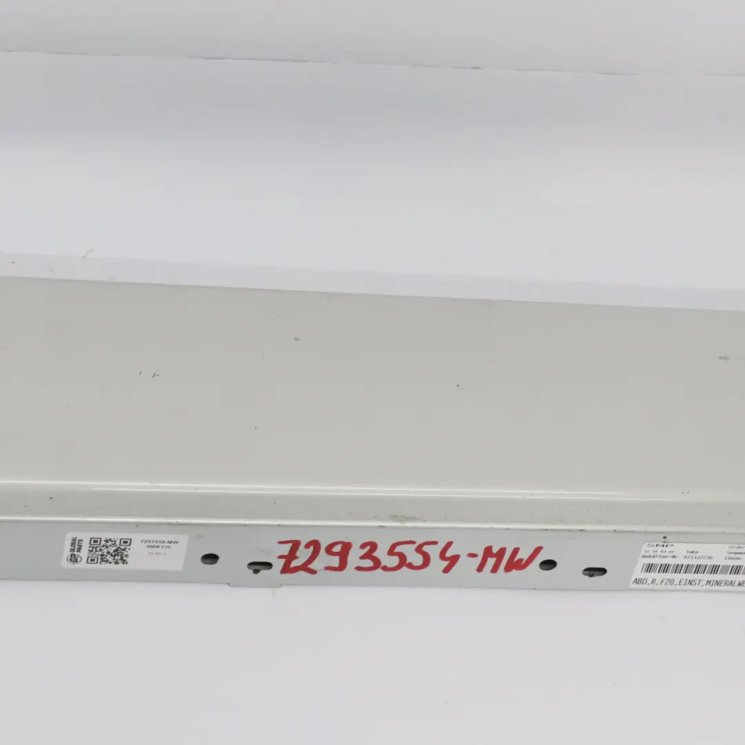 Striscia davanzale Gonna laterale destra Mineralweiss Mineral White A96 per BMW F20 con numero di parte 7293554 BMW F20 Striscia davanzale Gonna laterale destra Mineralweiss Mineral White A96 - SKU 7293554-MW - Numero di parte 7293554