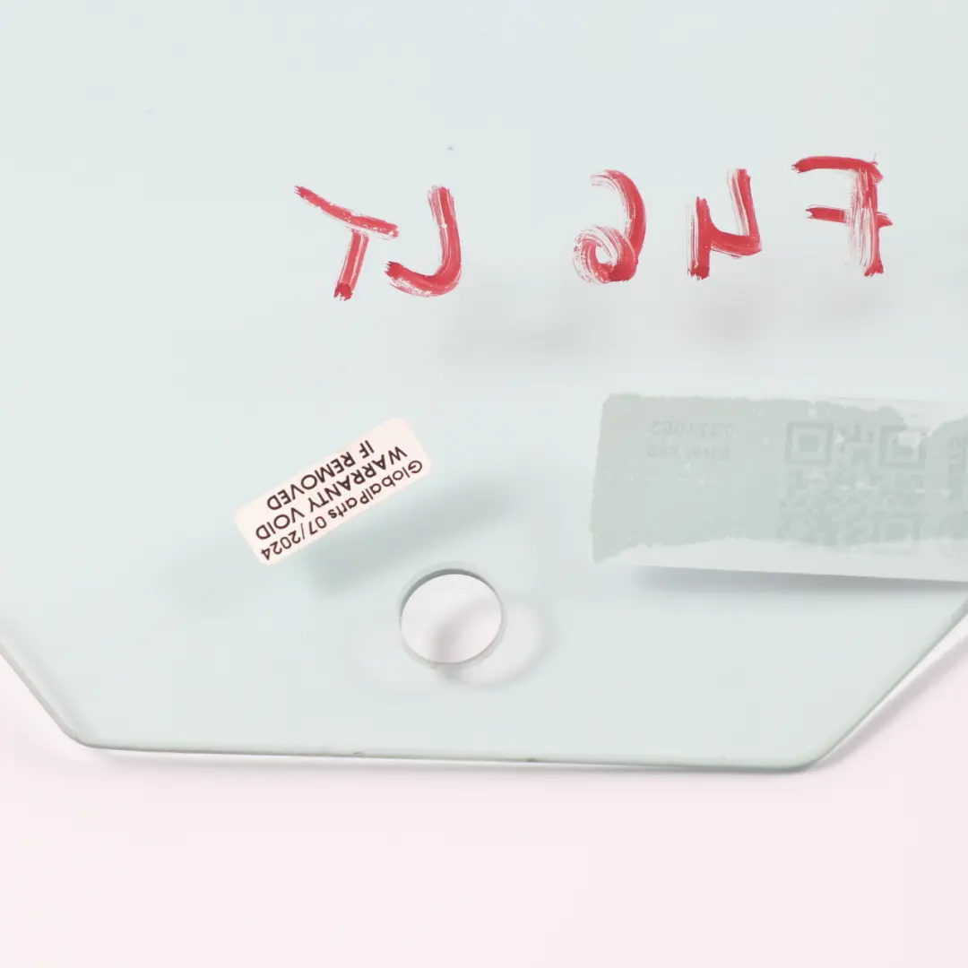 Szyba Boczna Drzwi Tylna Lewa Tył Lewy do BMW F46 o numerze 7321063 BMW F46 Szyba Boczna Drzwi Tylna Lewa Tył Lewy - SKU 7321063 - Numer Części 7321063