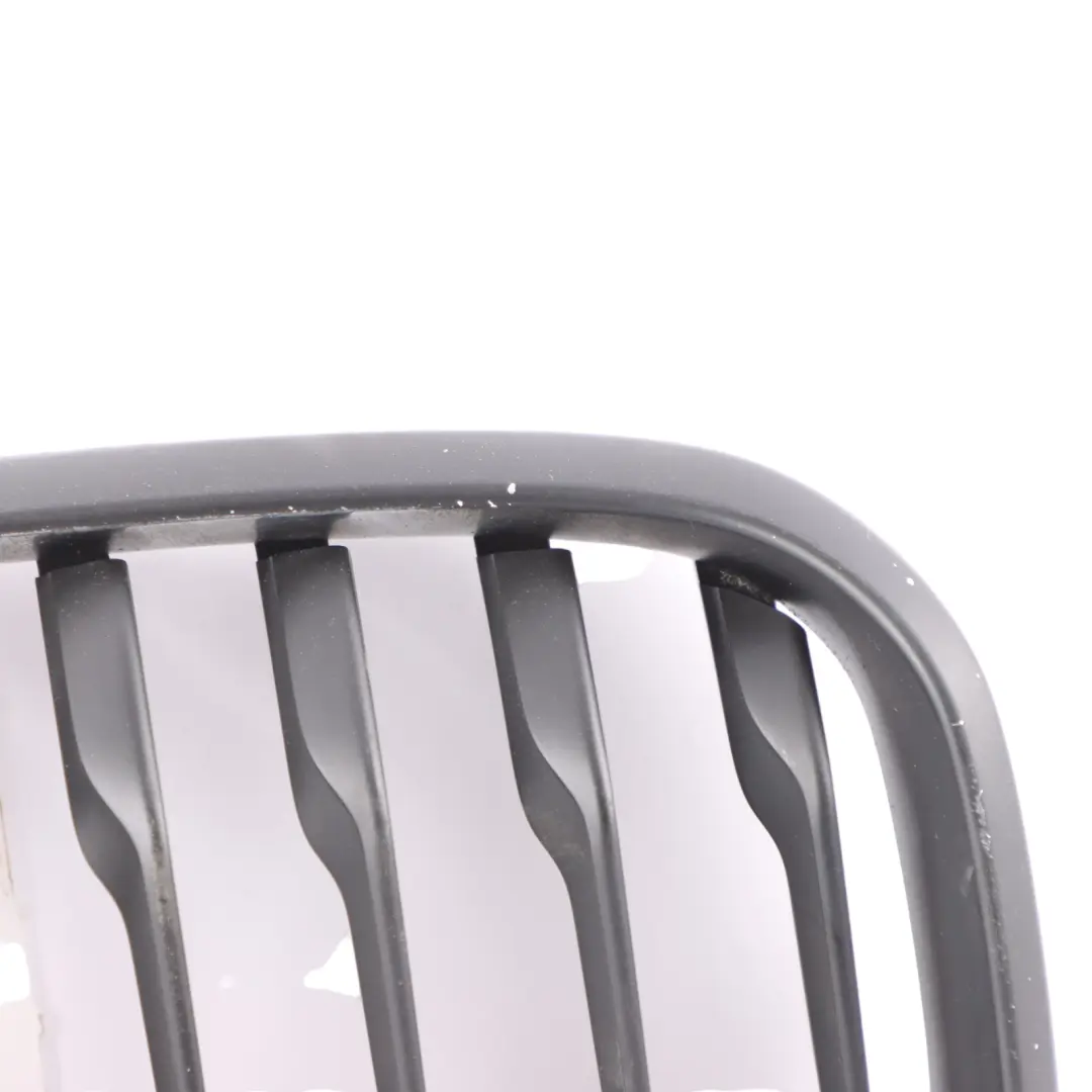 Przednia Osłona Chłodnicy Grill Nerka Prawa Czarna do BMW F20 F21 LCI o numerze 7371686 BMW F20 F21 LCI Przednia Osłona Chłodnicy Grill Nerka Prawa Czarna - SKU 7371686 - Numer Części 7371686