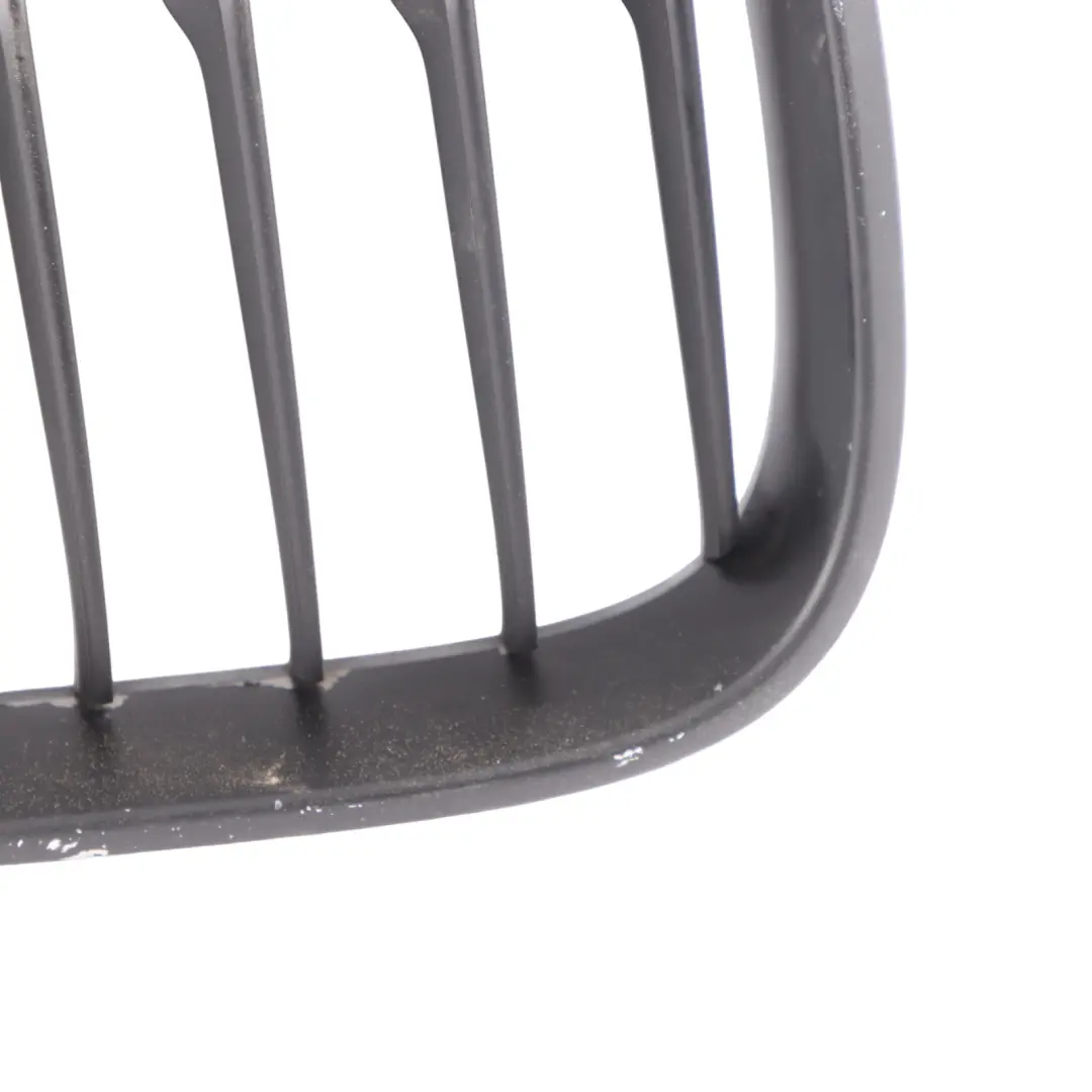 Przednia Osłona Chłodnicy Grill Nerka Prawa Czarna do BMW F20 F21 LCI o numerze 7371686 BMW F20 F21 LCI Przednia Osłona Chłodnicy Grill Nerka Prawa Czarna - SKU 7371686 - Numer Części 7371686