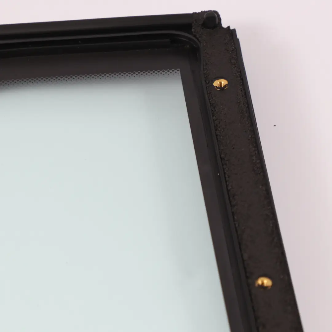 Vetro fisso posteriore sinistro verde AS2 per BMW F46 con numero di parte 7416279 BMW F46 Vetro fisso posteriore sinistro verde AS2 - SKU 7416279 - Numero di parte 7416279