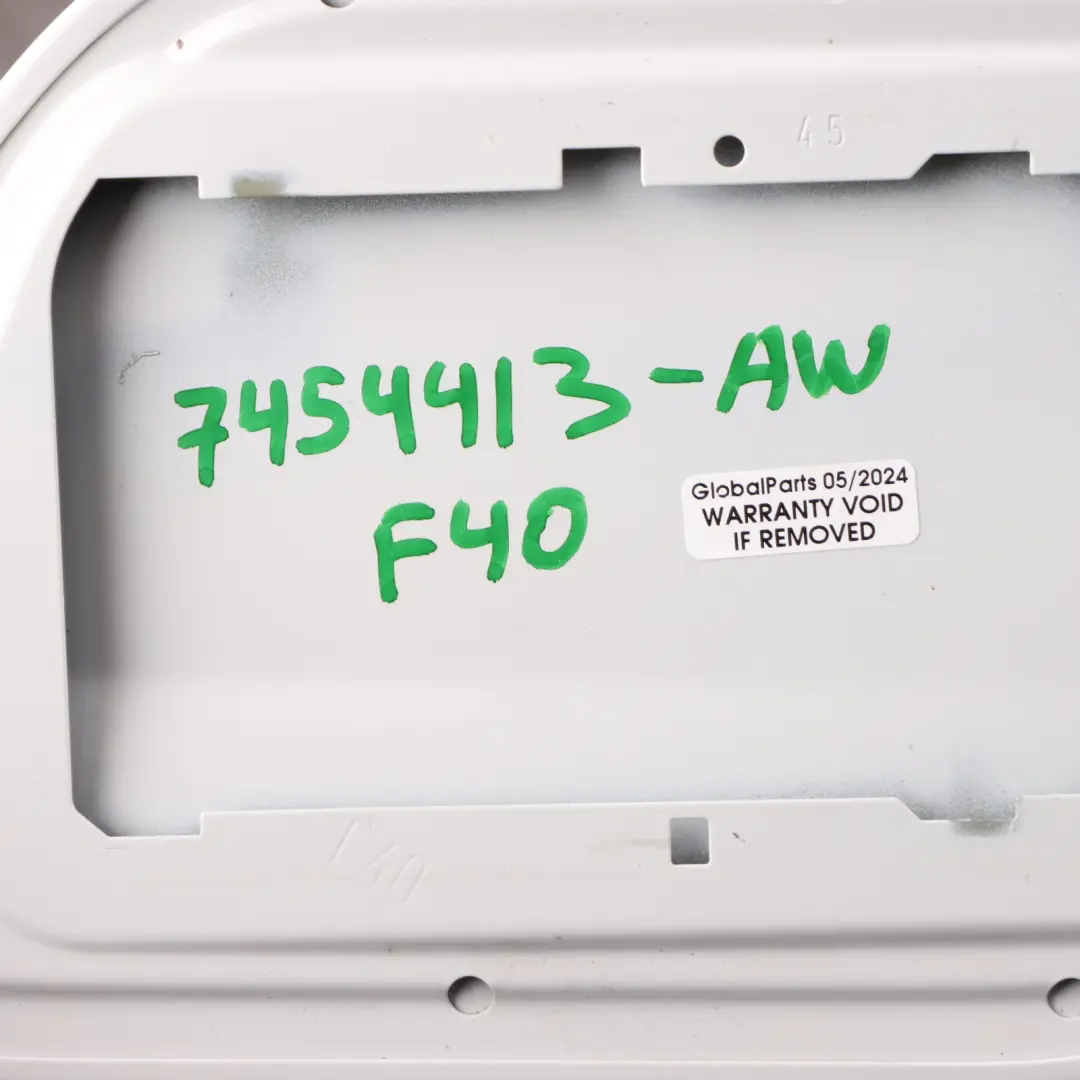 Pannello Rivestimento Serbatoio Carburante Bianco Alpino 300 per BMW F40 con numero di parte 7454413 BMW F40 Pannello Rivestimento Serbatoio Carburante Bianco Alpino 300 - SKU 7454413-AW - Numero di parte 7454413