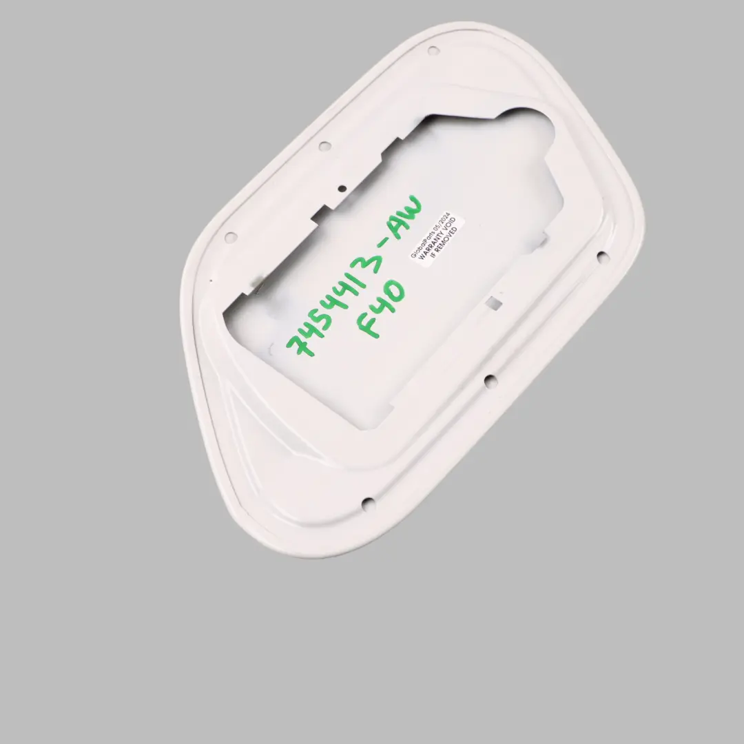 Pannello Rivestimento Serbatoio Carburante Bianco Alpino 300 per BMW F40 con numero di parte 7454413 BMW F40 Pannello Rivestimento Serbatoio Carburante Bianco Alpino 300 - SKU 7454413-AW - Numero di parte 7454413