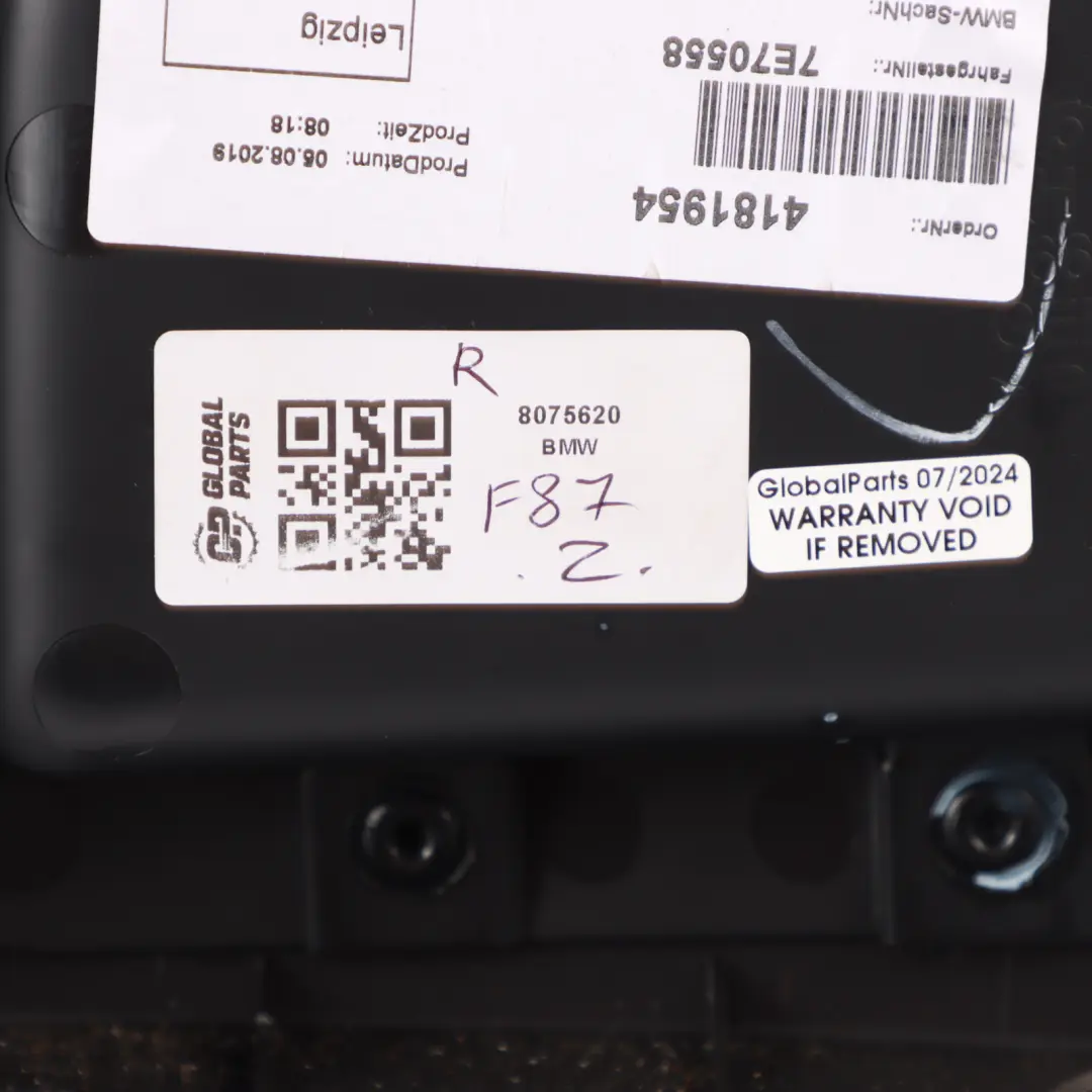 Tarjeta de Puerta Delantera Derecha Recubrimiento Negro para BMW F87 M2 con número de pieza 8075620 BMW F87 M2 Tarjeta de Puerta Delantera Derecha Recubrimiento Negro - SKU 8075620 - Número de pieza 8075620