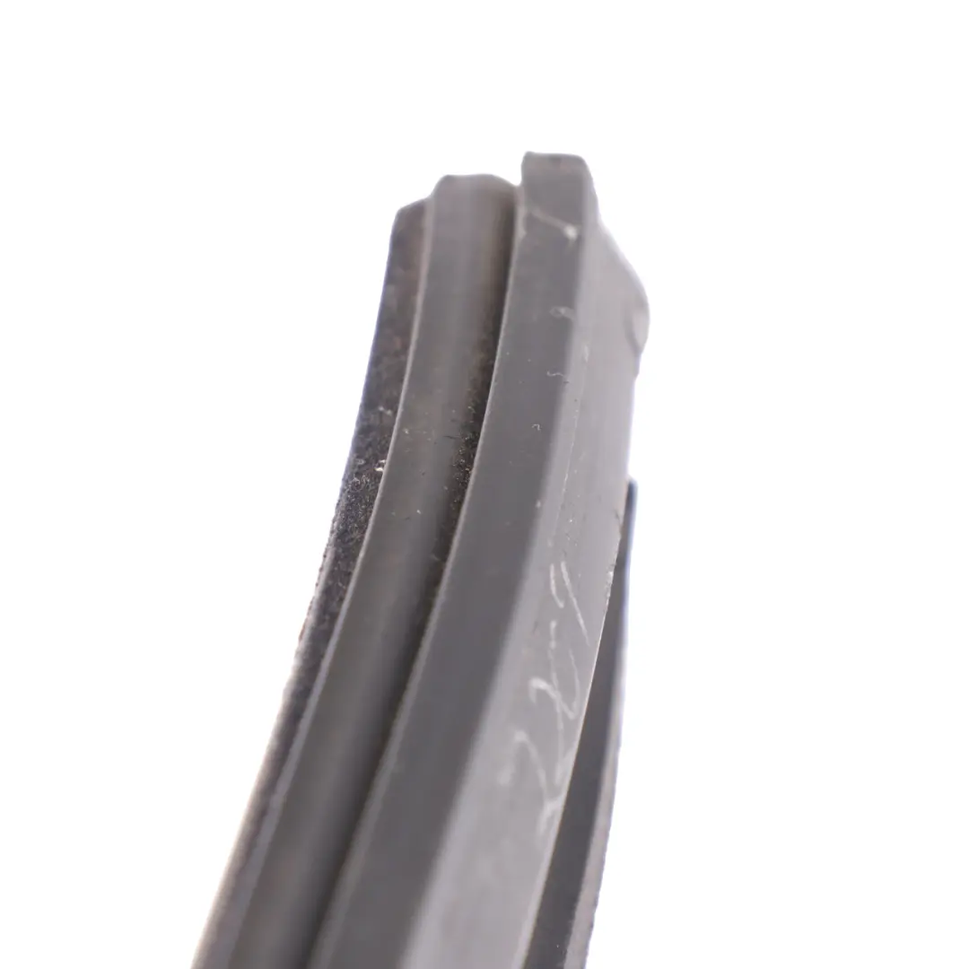 Guide de fenêtre Joint central droit d'étanchéité pour BMW M3 E46 Convertible à propos du numéro de pièce 8229830 BMW M3 E46 Convertible Guide de fenêtre Joint central droit d'étanchéité - SKU 8229830 - Numéro de pièce 8229830