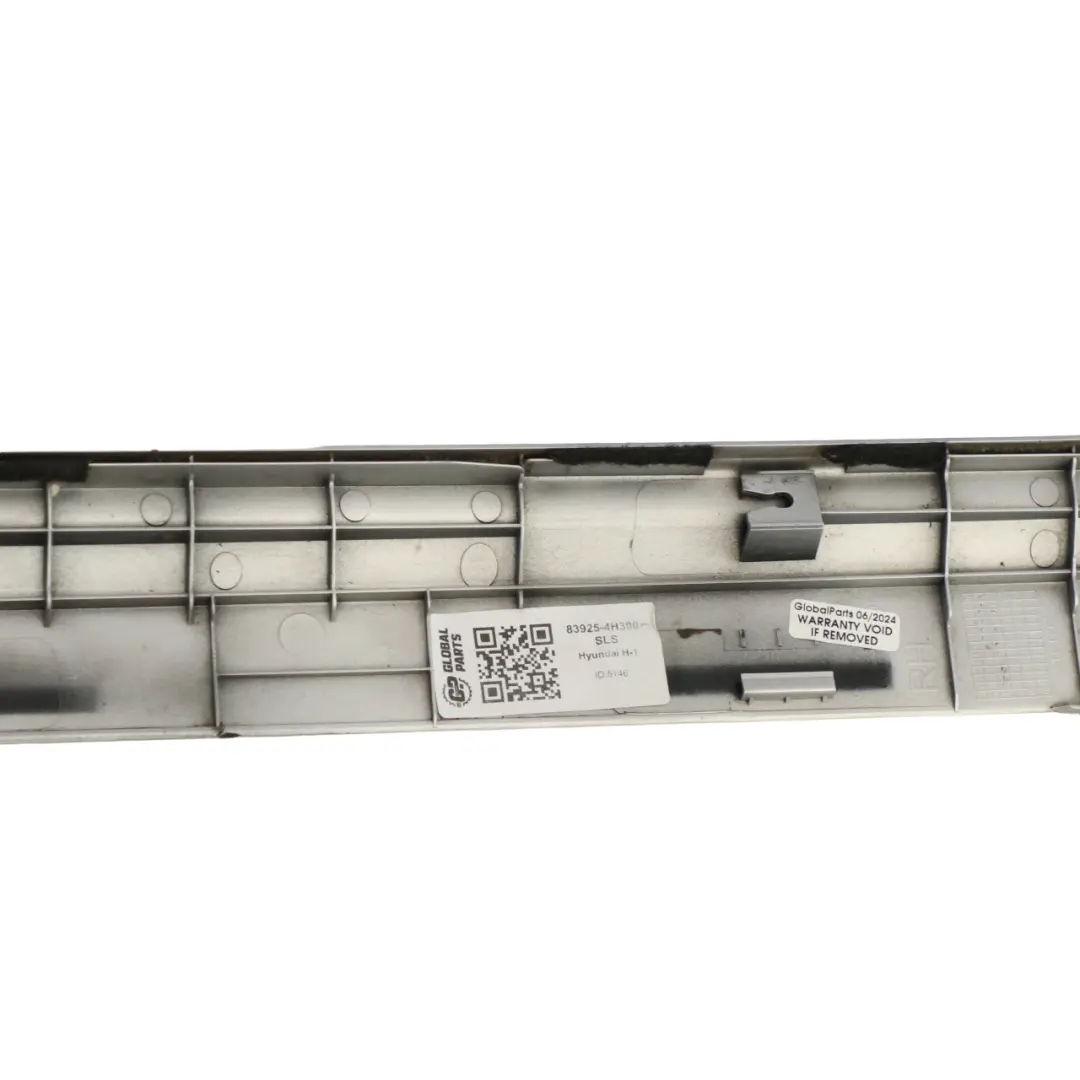 Moldura Para Puerta Corredera Lateral Derecha Sleek Silver para Hyundai H-1 con número de pieza 83925-4H300 Hyundai H-1 Moldura Para Puerta Corredera Lateral Derecha Sleek Silver - SKU 83925-4H300-SLS - Número de pieza 83925-4H300