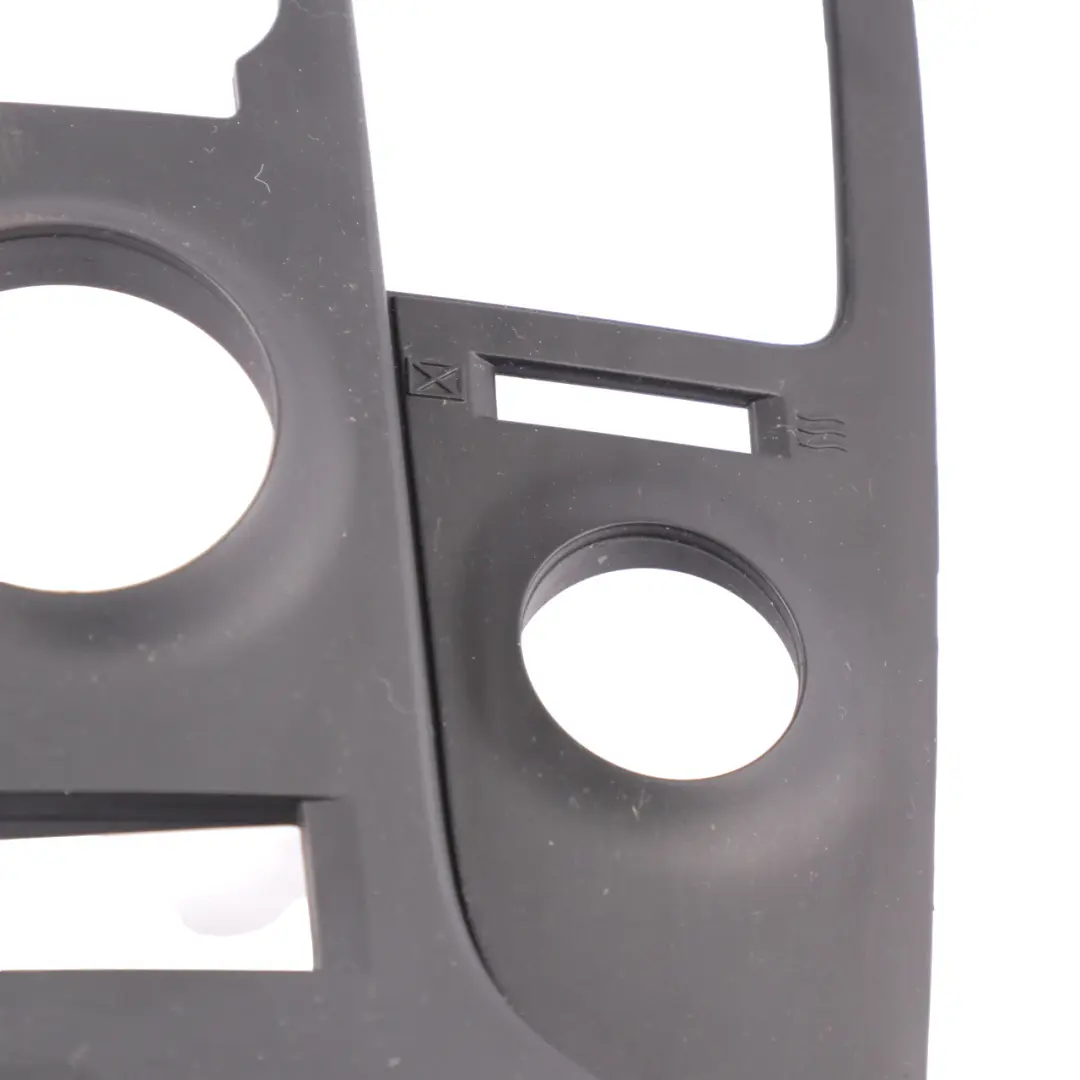 Coperchio centrale cruscotto Telaio rivestimento Nero per Hyundai H-1 con numero di parte 84741-4H000WK Hyundai H-1 Coperchio centrale cruscotto Telaio rivestimento Nero - SKU 84741-4H000WK - Numero di parte 84741-4H000WK