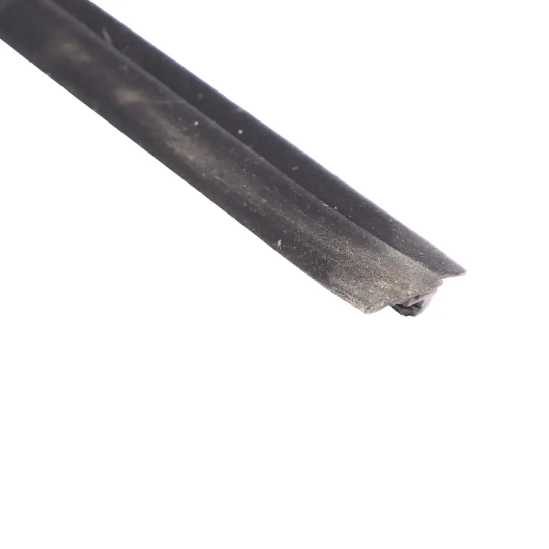 Guarnizione In Gomma Per Finestrino Posteriore Destra per Audi A3 8P con numero di parte 8P4839480 Audi A3 8P Guarnizione In Gomma Per Finestrino Posteriore Destra - SKU 8P4839480 - Numero di parte 8P4839480