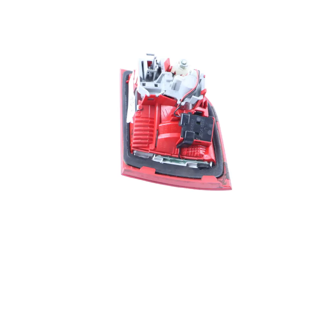 Feu arrière gauche de coffre Couvercle de hayon intérieur pour Audi A3 8P à propos du numéro de pièce 8P4945093D Audi A3 8P Feu arrière gauche de coffre Couvercle de hayon intérieur - SKU 8P4945093D - Numéro de pièce 8P4945093D