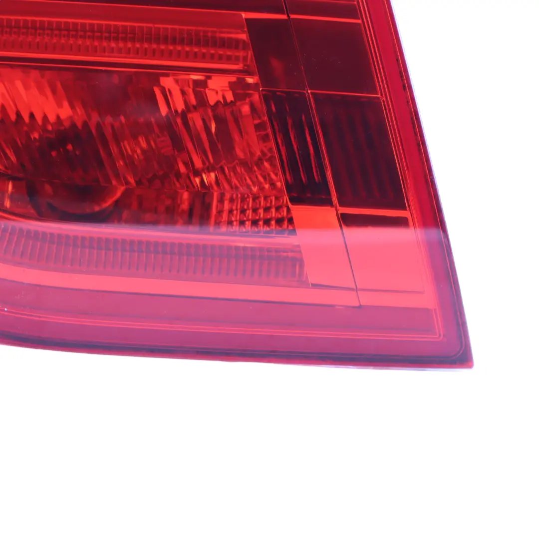 Feu arrière gauche de coffre Couvercle de hayon intérieur pour Audi A3 8P à propos du numéro de pièce 8P4945093D Audi A3 8P Feu arrière gauche de coffre Couvercle de hayon intérieur - SKU 8P4945093D - Numéro de pièce 8P4945093D