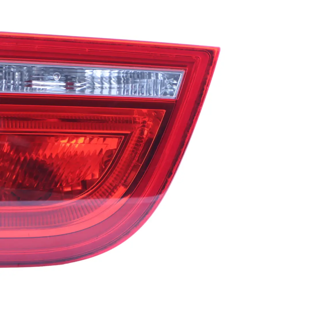 Audi A3 8P Feu arrière droit Feu de coffre Couvercle hayon intérieur - SKU 8P4945094D - Numéro de pièce 8P4945094D