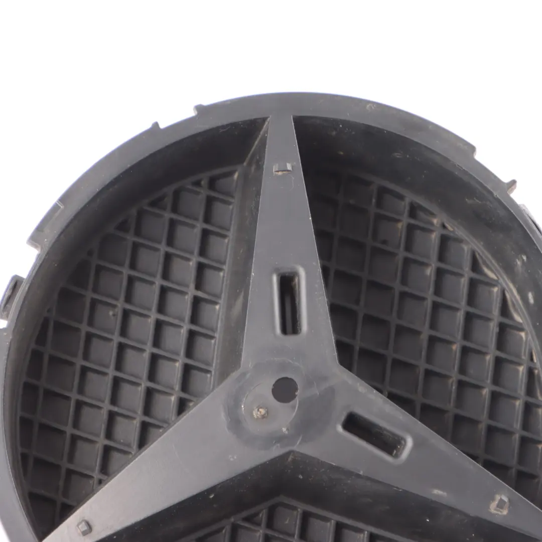 Mercedes W205 Capó Delantero Emblema Embellecedor Soporte Panel - SKU A0008880060 - Número de pieza A0008880060