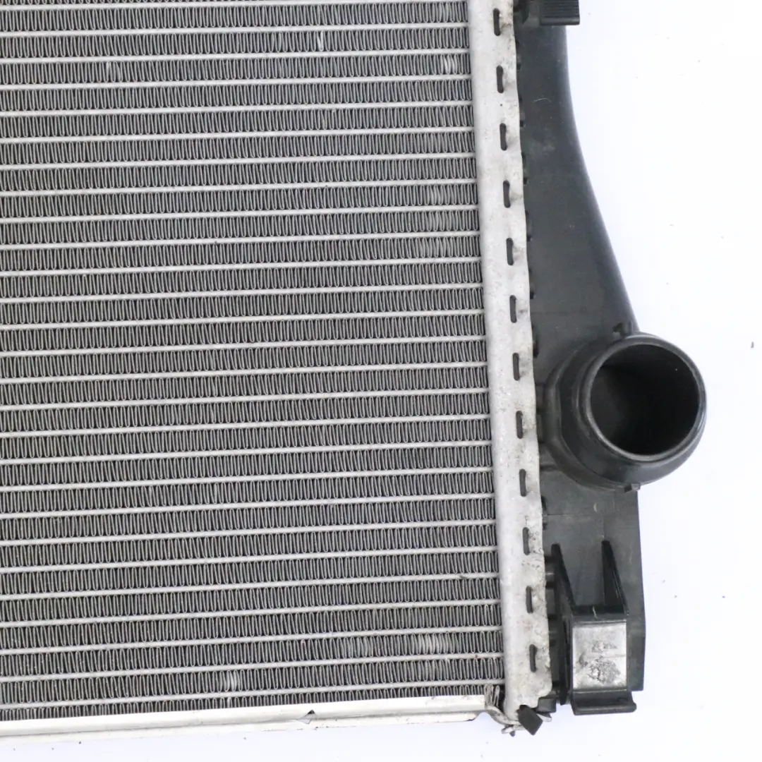 Chłodnica Wody Silnika Radiator do Mercedes W205 W213 C238 o numerze A0995002203 Mercedes W205 W213 C238 Chłodnica Wody Silnika Radiator - SKU A0995002203 - Numer Części A0995002203
