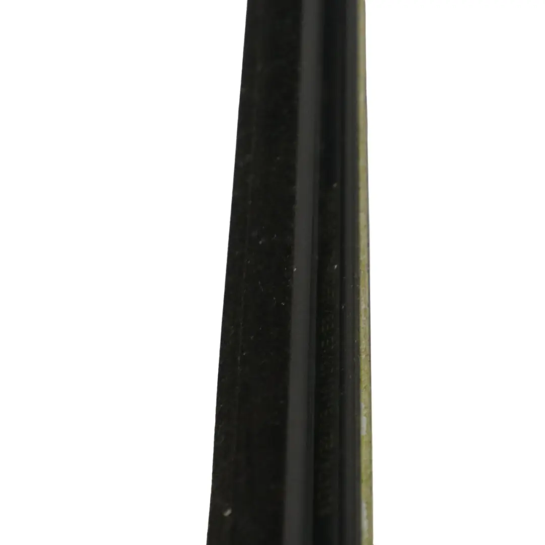 Striscia finestra porta Trim Molding anteriore destro per Mercedes C117 con numero di parte A1177250282 Mercedes C117 Striscia finestra porta Trim Molding anteriore destro - SKU A1177250282 - Numero di parte A1177250282