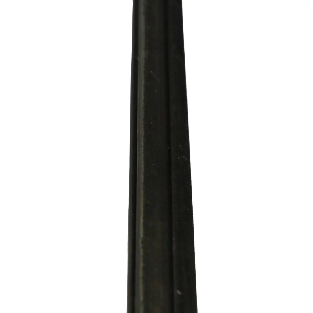 Striscia finestra porta Trim Molding anteriore destro per Mercedes C117 con numero di parte A1177250282 Mercedes C117 Striscia finestra porta Trim Molding anteriore destro - SKU A1177250282 - Numero di parte A1177250282