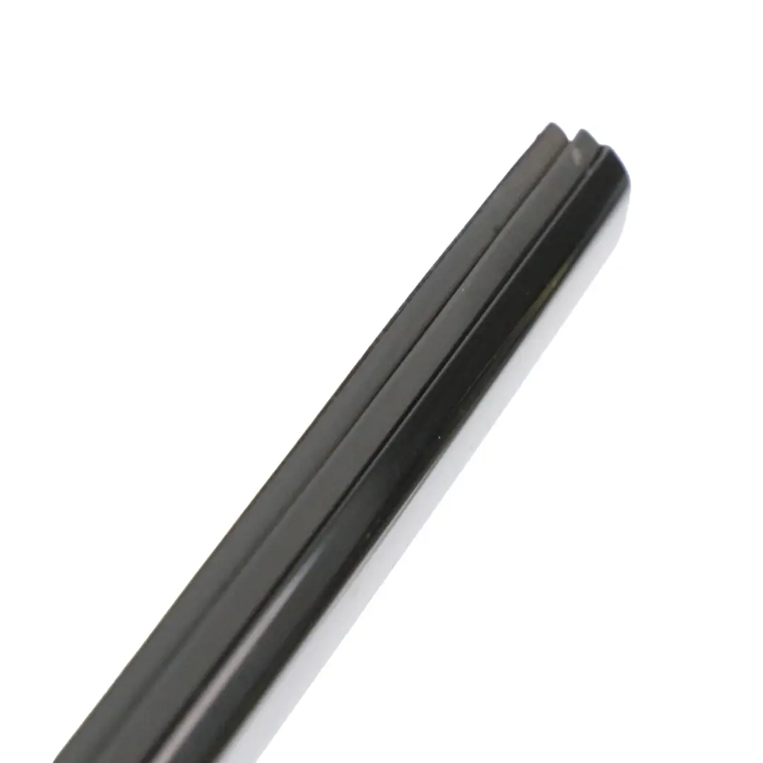 Barre garniture extérieure vitre porte arrière gauche pour Mercedes CLA C117 à propos du numéro de pièce A1177350382 Mercedes CLA C117 Barre garniture extérieure vitre porte arrière gauche - SKU A1177350382 - Numéro de pièce A1177350382