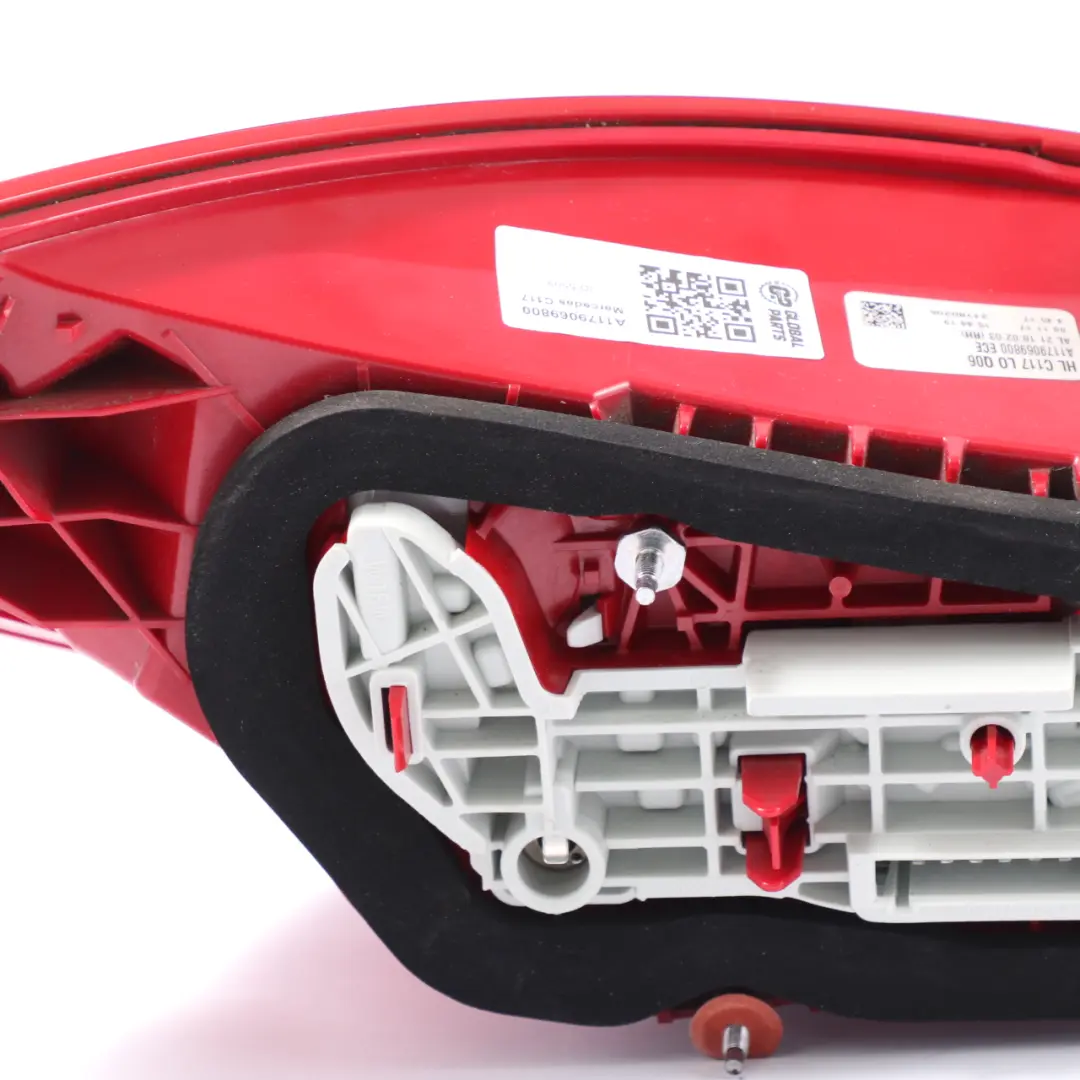 Feu arrière droit Panneau latéral arrière pour Mercedes CLA C117 à propos du numéro de pièce A1179069800 Mercedes CLA C117 Feu arrière droit Panneau latéral arrière - SKU A1179069800 - Numéro de pièce A1179069800