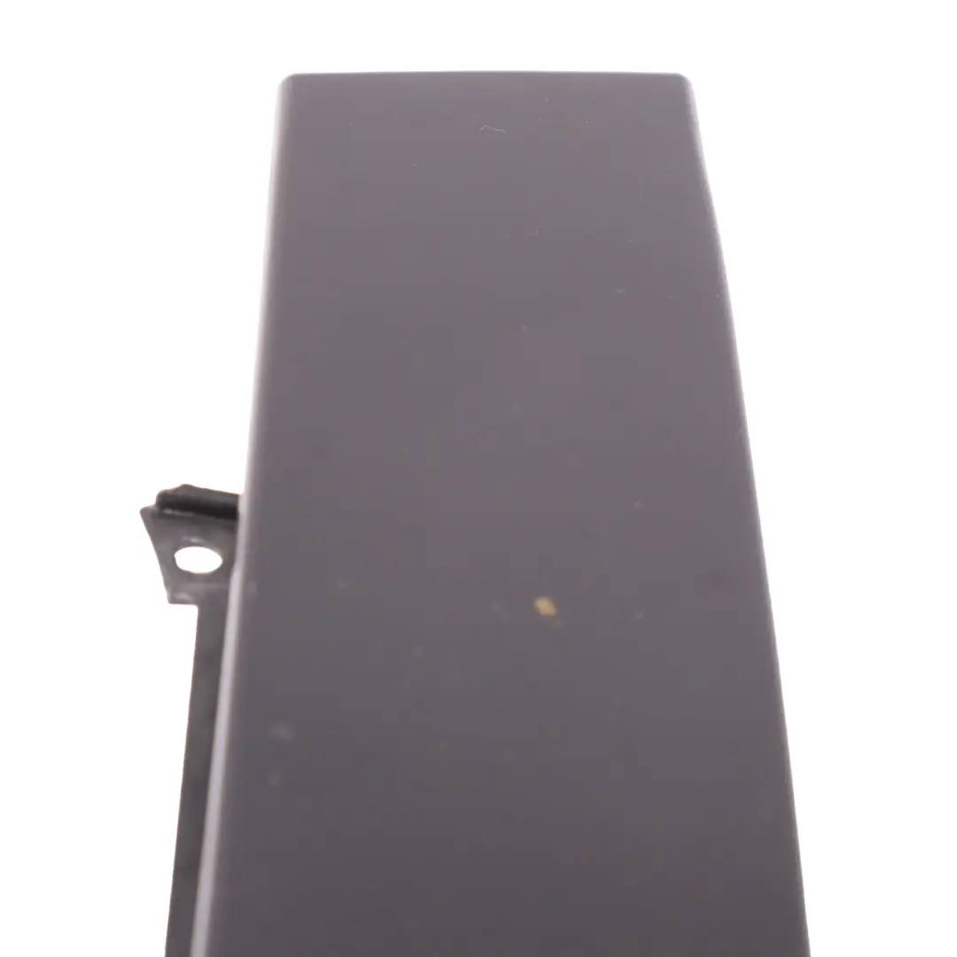 Cache garniture montant B gauche noir pour Mercedes X156 à propos du numéro de pièce A1567220328 Mercedes X156 Cache garniture montant B gauche noir - SKU A1567220328 - Numéro de pièce A1567220328