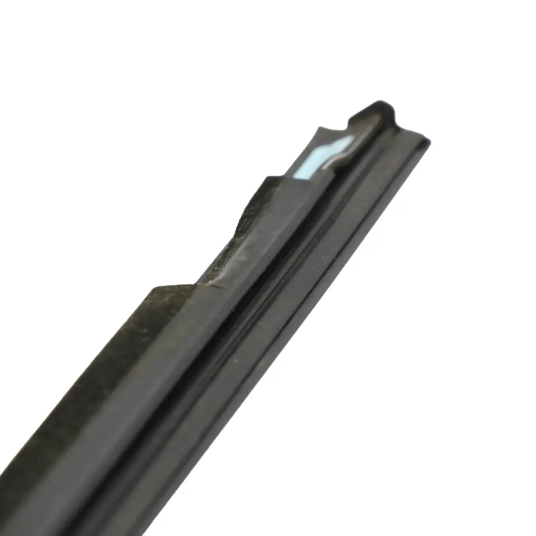 Joint vitre porte avant droite pour Mercedes GLA X156 à propos du numéro de pièce A1567250482 Mercedes GLA X156 Joint vitre porte avant droite - SKU A1567250482 - Numéro de pièce A1567250482