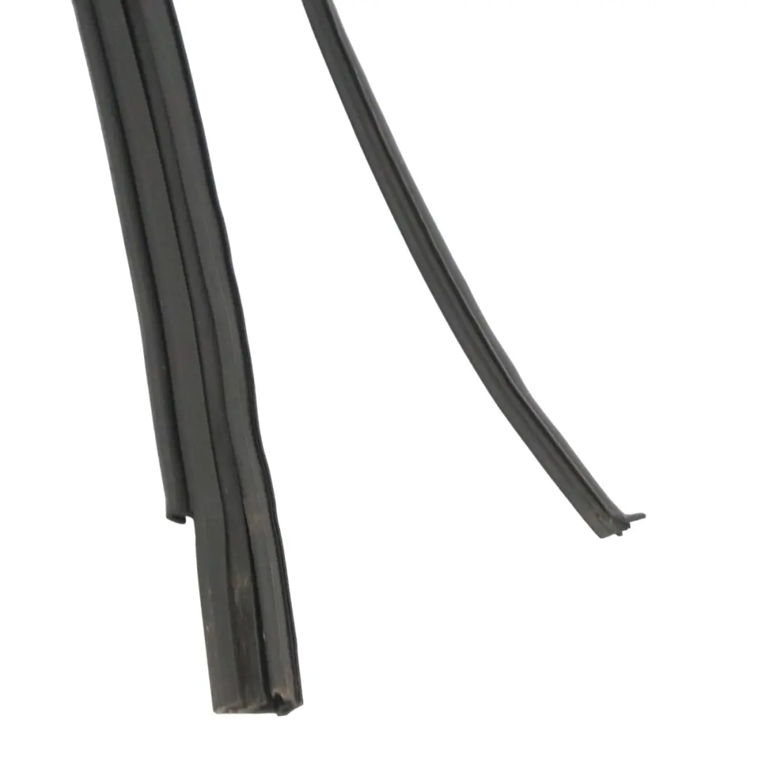 Guarnizione Porta Guida Finestra Posteriore Destra per Mercedes GLA X156 con numero di parte A1567350225 Mercedes GLA X156 Guarnizione Porta Guida Finestra Posteriore Destra - SKU A1567350225 - Numero di parte A1567350225