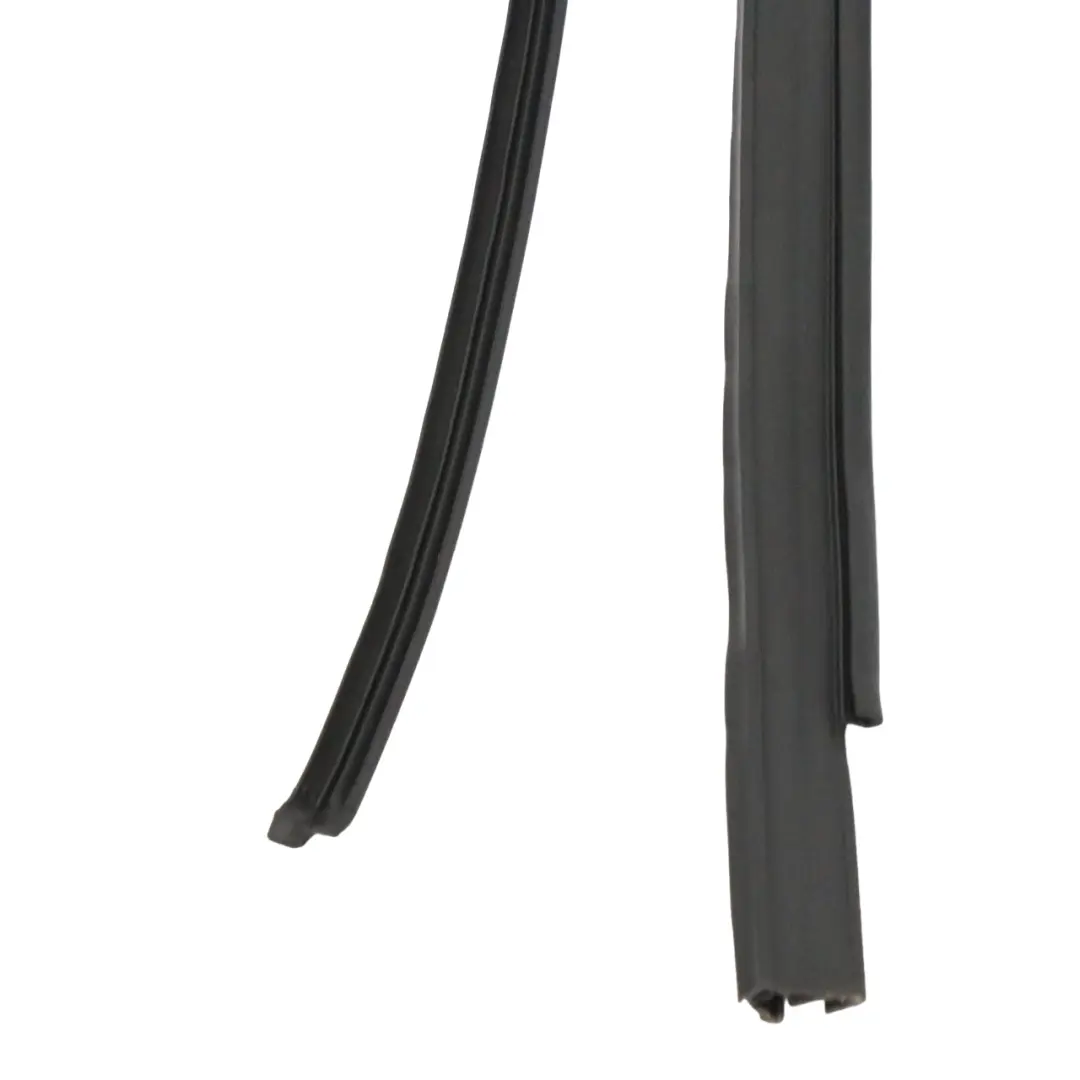 Guarnizione Porta Guida Finestra Posteriore Destra per Mercedes GLA X156 con numero di parte A1567350225 Mercedes GLA X156 Guarnizione Porta Guida Finestra Posteriore Destra - SKU A1567350225 - Numero di parte A1567350225