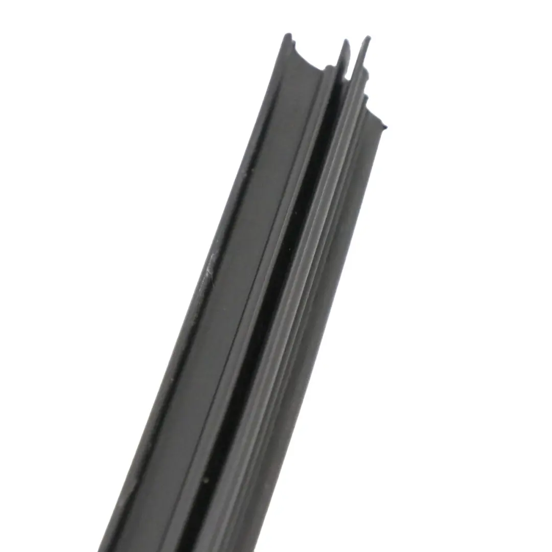 Riel de Sellado Ventana Interior Puerta Trasera Derecha para Mercedes GLA X156 con número de pieza A1567350565 Mercedes GLA X156 Riel de Sellado Ventana Interior Puerta Trasera Derecha - SKU A1567350565 - Número de pieza A1567350565