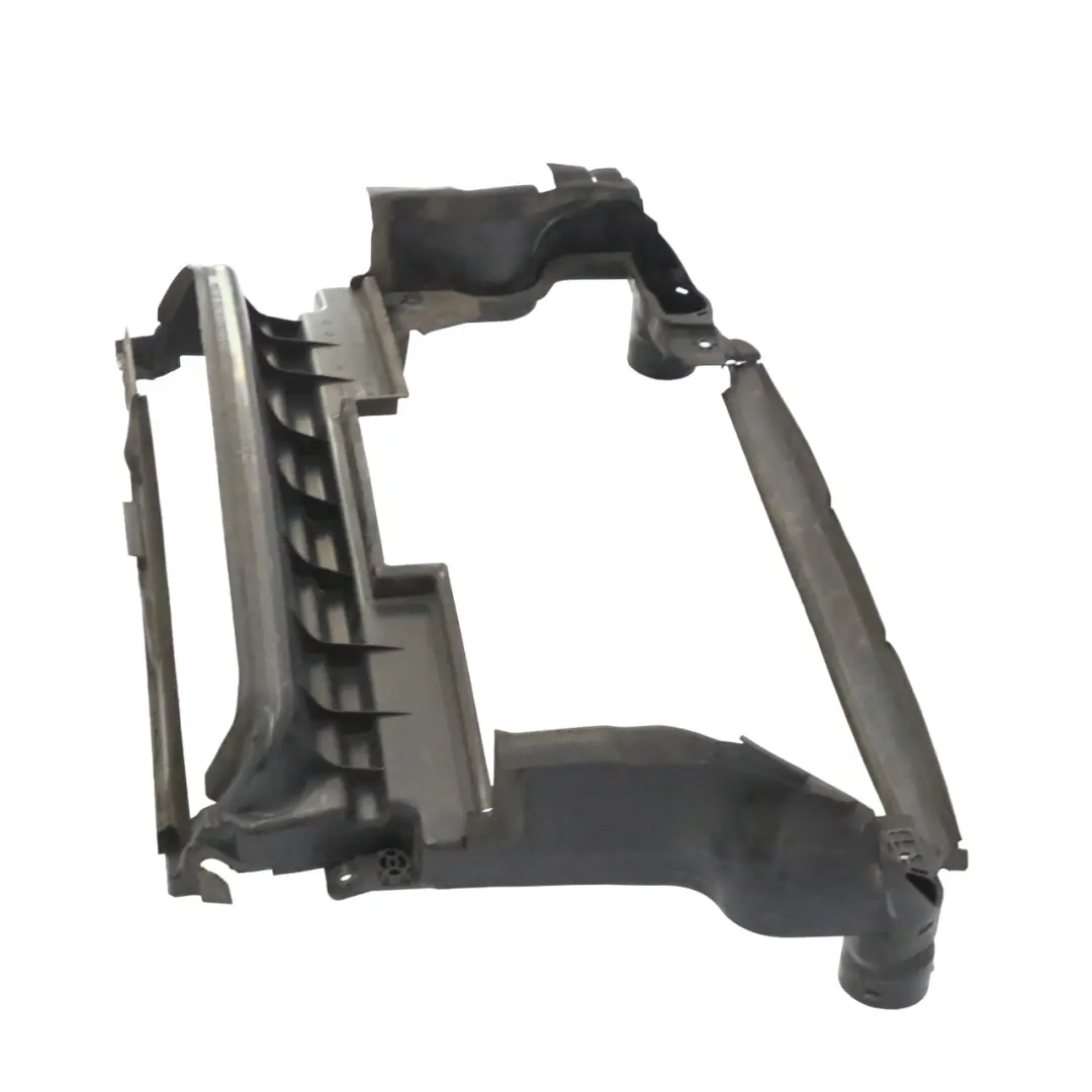 Copertura del supporto della calotta del radiatore per Mercedes W164 con numero di parte A1645000916 Mercedes W164 Copertura del supporto della calotta del radiatore - SKU A1645000916 - Numero di parte A1645000916