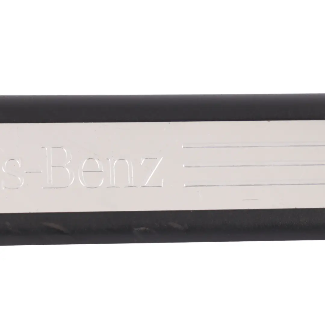 Listón umbral puerta izquierda Cubierta entrada para Mercedes W164 con número de pieza A1646803335 Mercedes W164 Listón umbral puerta izquierda Cubierta entrada - SKU A1646803335 - Número de pieza A1646803335