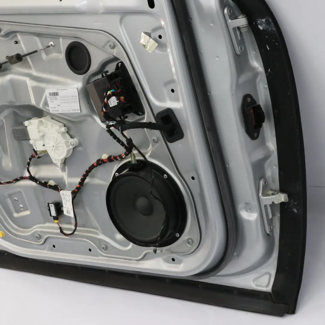 Puerta Delantera Izquierda Iridium Silber Bright Silver - 775 para Mercedes ML W164 con número de pieza A1647200905 Mercedes ML W164 Puerta Delantera Izquierda Iridium Silber Bright Silver - 775 - SKU A1647200905-IRS - Número de pieza A1647200905