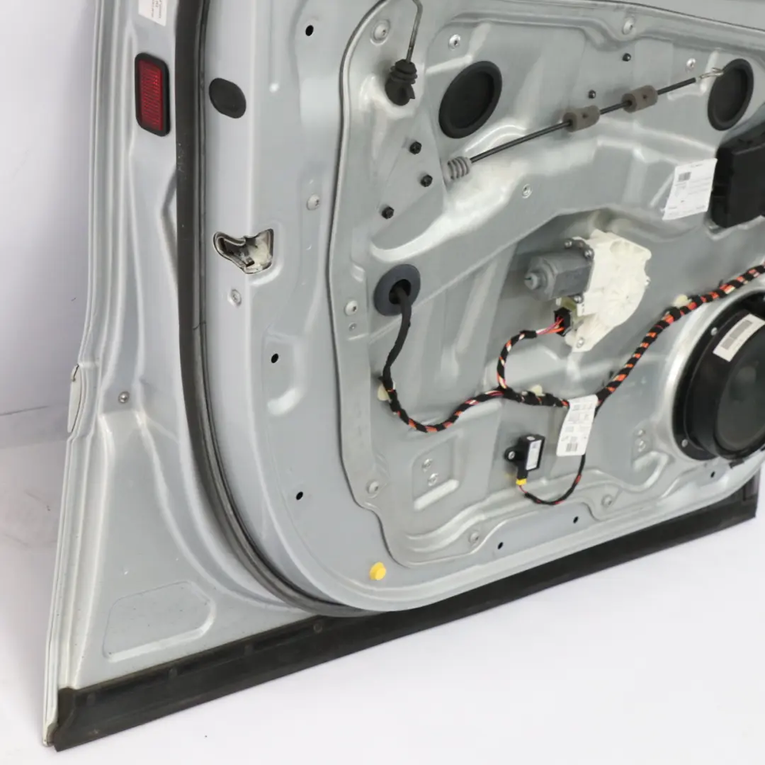 Puerta Delantera Izquierda Iridium Silber Bright Silver - 775 para Mercedes ML W164 con número de pieza A1647200905 Mercedes ML W164 Puerta Delantera Izquierda Iridium Silber Bright Silver - 775 - SKU A1647200905-IRS - Número de pieza A1647200905