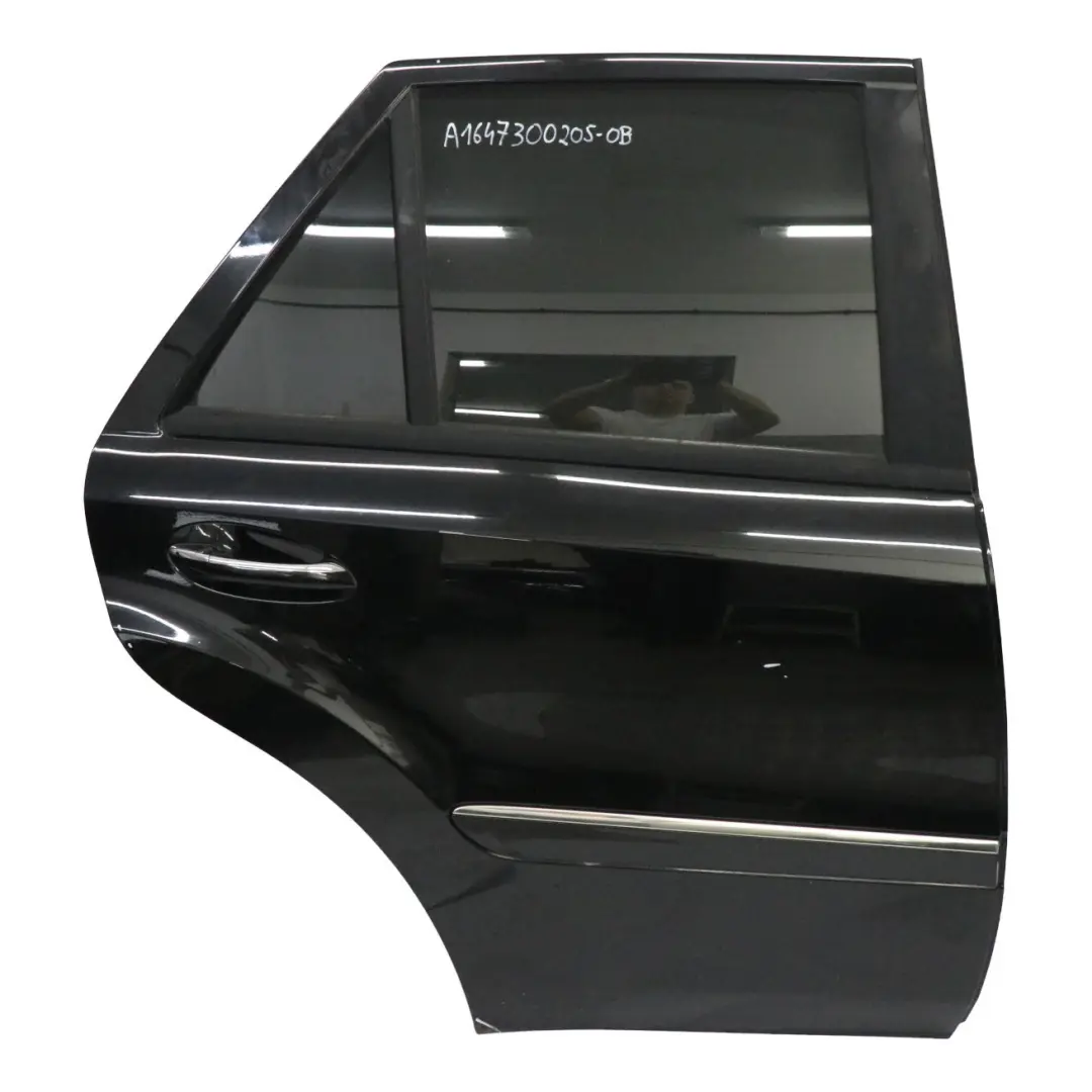 Drzwi Prawe Tylne Obsidian Black Czarny Metalik - 197 do Mercedes ML W164 o numerze A1647300205 Mercedes ML W164 Drzwi Prawe Tylne Obsidian Black Czarny Metalik - 197 - SKU A1647300205-OB - Numer Części A1647300205