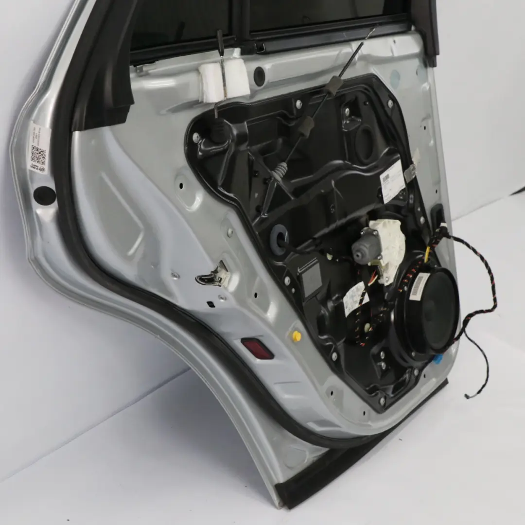 Porta posteriore sinistra Iridium Silver Metallic - 775 per Mercedes ML W164 con numero di parte A1647300705 Mercedes ML W164 Porta posteriore sinistra Iridium Silver Metallic - 775 - SKU A1647300705-IRS1 - Numero di parte A1647300705