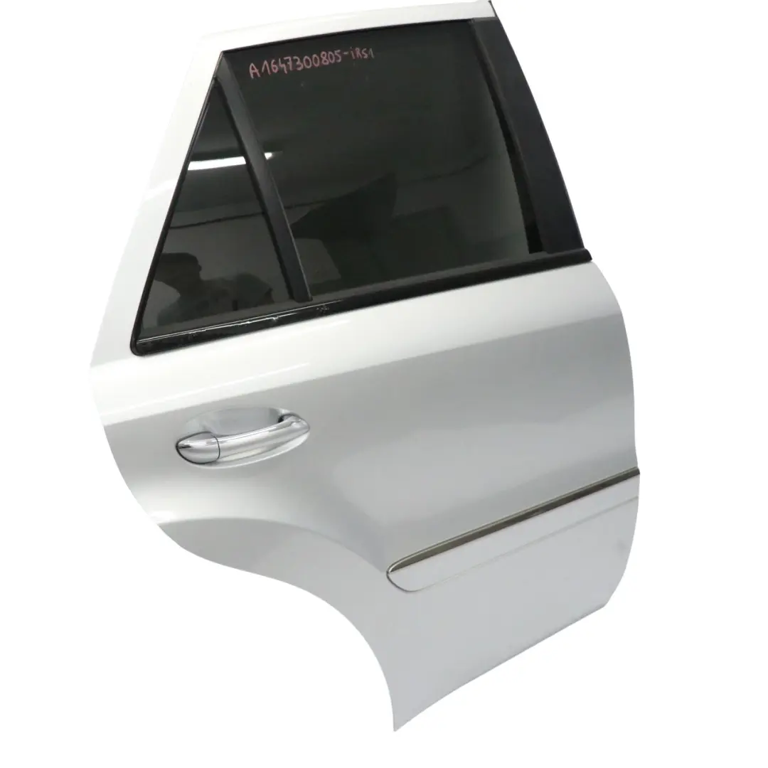 Puerta Trasera Derecha Iridium Silber Silver Metallic - 775 para Mercedes ML W164 con número de pieza A1647300805 Mercedes ML W164 Puerta Trasera Derecha Iridium Silber Silver Metallic - 775 - SKU A1647300805-IRS1 - Número de pieza A1647300805