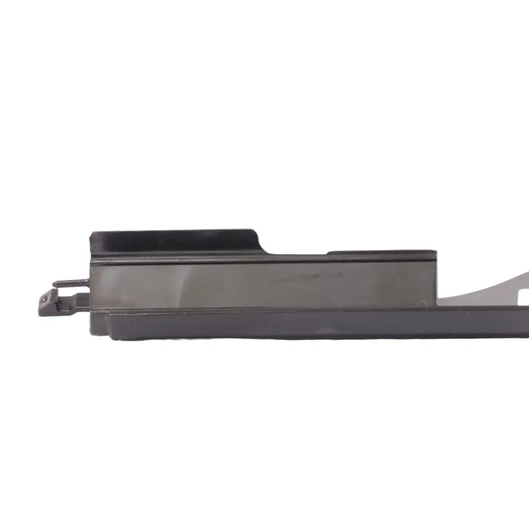 Rivestimento guida anteriore interno pannello destro per Mercedes C292 con numero di parte A1669190600 Mercedes C292 Rivestimento guida anteriore interno pannello destro - SKU A1669190600 - Numero di parte A1669190600