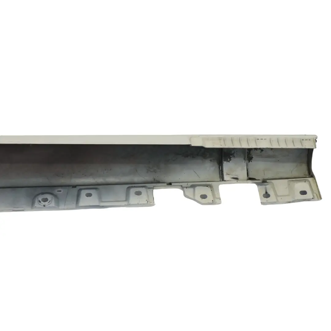 Cache seuil de porte AMG Skirt gauche Calcite White - 650 pour Mercedes R172 à propos du numéro de pièce A1726980054 Mercedes R172 Cache seuil de porte AMG Skirt gauche Calcite White - 650 - SKU A1726980054-CW - Numéro de pièce A1726980054