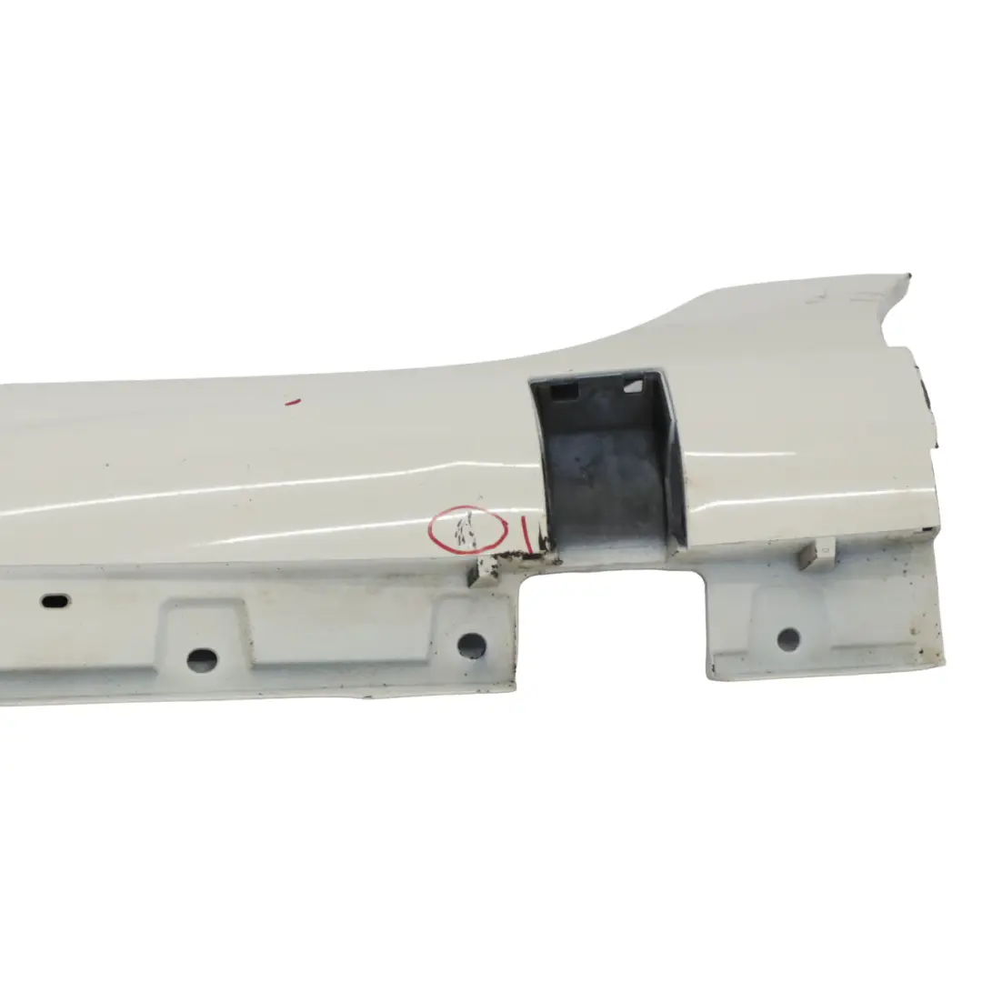 Cache seuil de porte AMG Skirt gauche Calcite White - 650 pour Mercedes R172 à propos du numéro de pièce A1726980054 Mercedes R172 Cache seuil de porte AMG Skirt gauche Calcite White - 650 - SKU A1726980054-CW - Numéro de pièce A1726980054