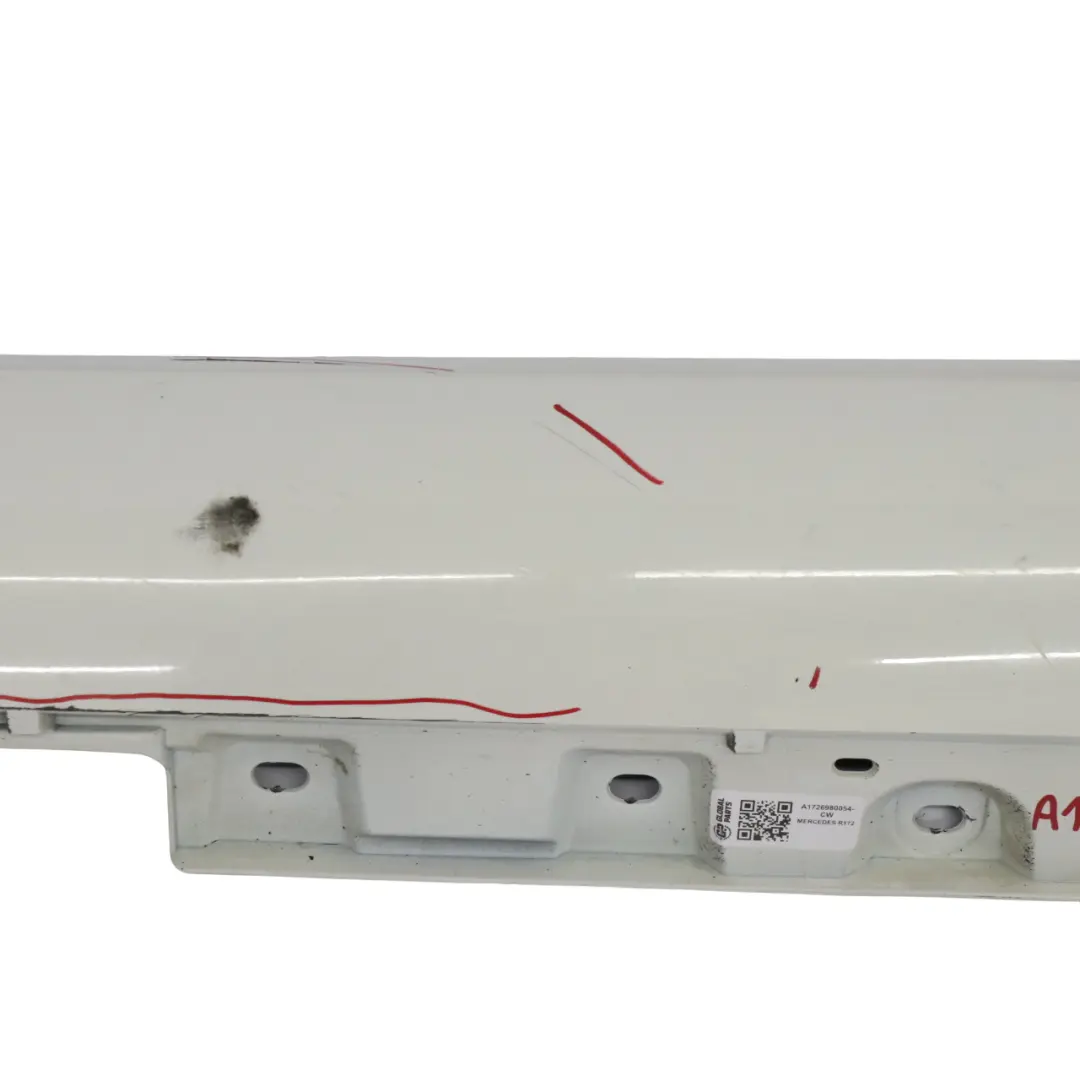Cache seuil de porte AMG Skirt gauche Calcite White - 650 pour Mercedes R172 à propos du numéro de pièce A1726980054 Mercedes R172 Cache seuil de porte AMG Skirt gauche Calcite White - 650 - SKU A1726980054-CW - Numéro de pièce A1726980054