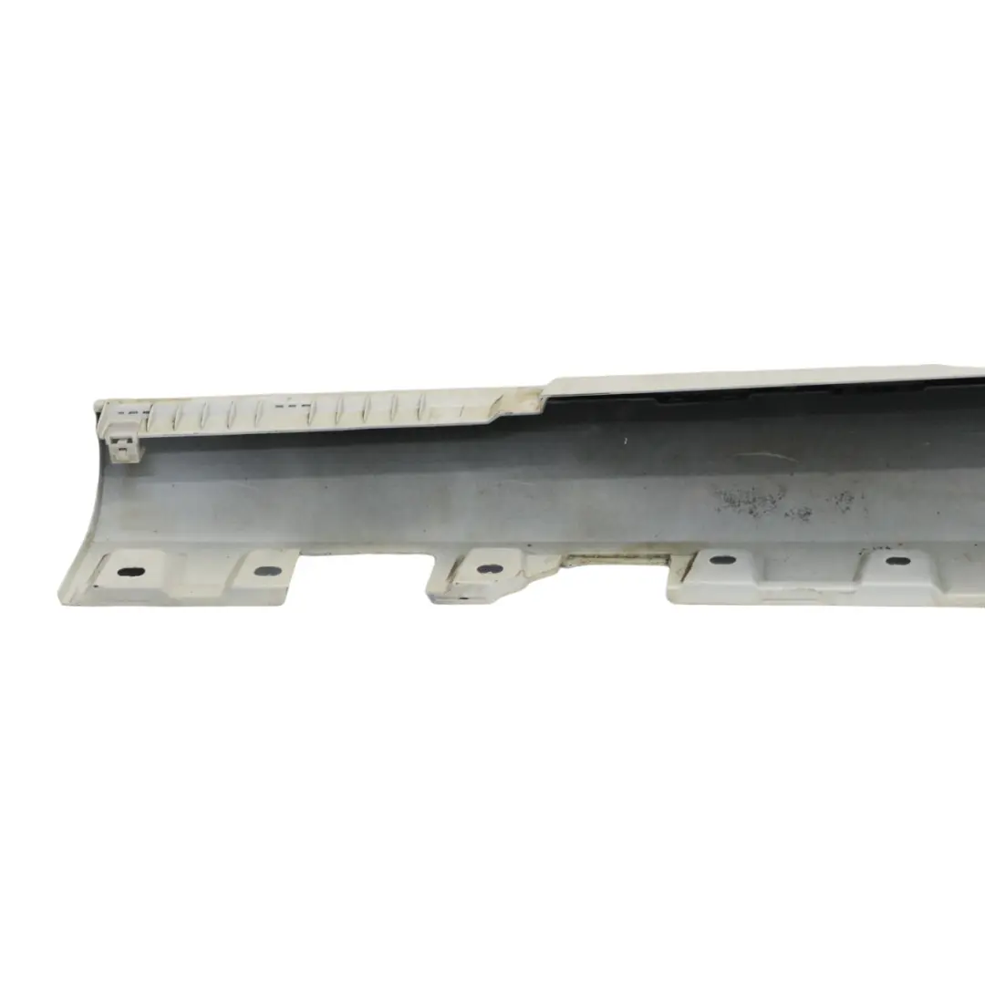 Cache seuil de porte AMG droite Diamond White - 799 pour Mercedes R172 à propos du numéro de pièce A1726980354 Mercedes R172 Cache seuil de porte AMG droite Diamond White - 799 - SKU A1726980354-DWM - Numéro de pièce A1726980354