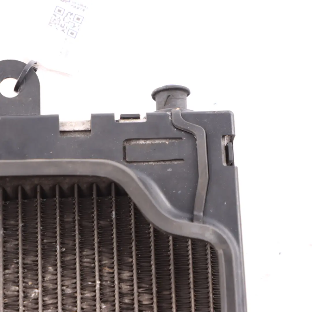 Radiador Refrigerante Agua Auxiliar para Mercedes W176 AMG con número de pieza A1765000900 Mercedes W176 AMG Radiador Refrigerante Agua Auxiliar - SKU A1765000900 - Número de pieza A1765000900
