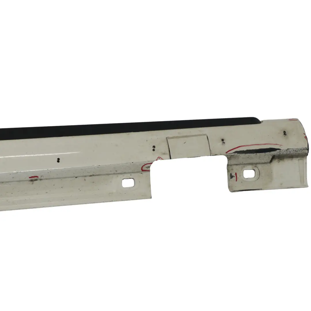 Faldón lateral AMG Derecho Cubre umbral Calcite White - 650 para Mercedes W176 con número de pieza A1766980154 Mercedes W176 Faldón lateral AMG Derecho Cubre umbral Calcite White - 650 - SKU A1766980154-CW2 - Número de pieza A1766980154