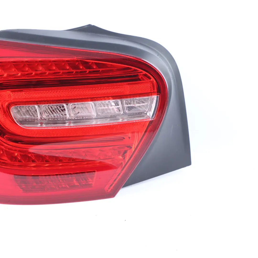 Piloto trasero Mercedes W176 Luz trasera izquierda Panel lateral para con número de pieza A1769060300 Piloto trasero Mercedes W176 Luz trasera izquierda Panel lateral - SKU A1769060300 - Número de pieza A1769060300
