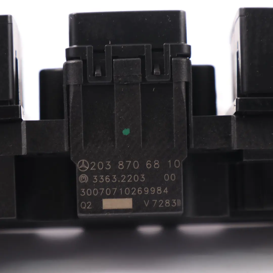 Przycisk Przełącznik Sterowanie Fotelem do Mercedes A209 o numerze A2038706810 Mercedes A209 Przycisk Przełącznik Sterowanie Fotelem - SKU A2038706810 - Numer Części A2038706810